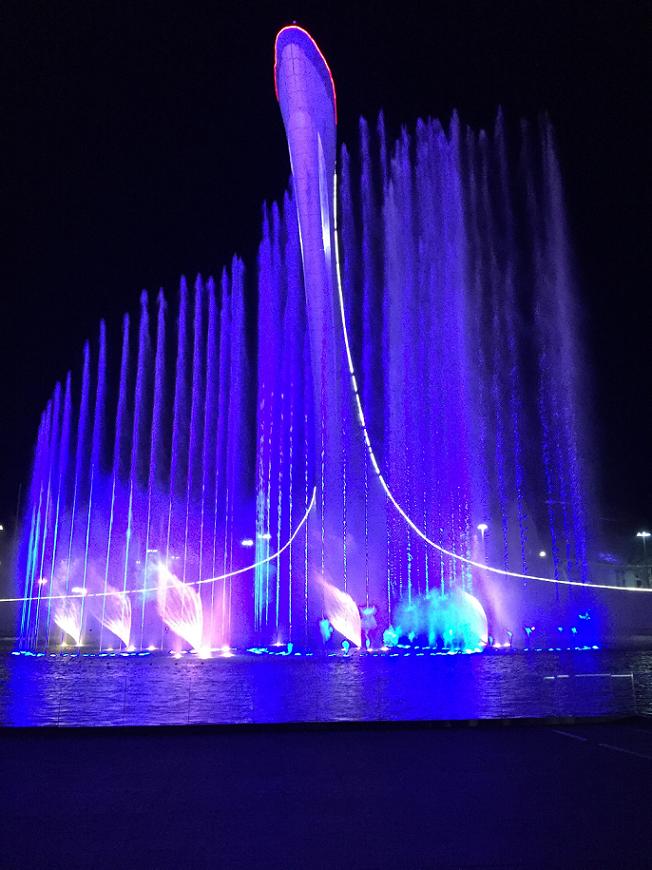 Олимпийский парк часы. Сочи парк фонтан. Сочи парк Поющие фонтаны. Фонтан Сочи Олимпийский парк. Светомузыкальный фонтан Олимпийский парк.